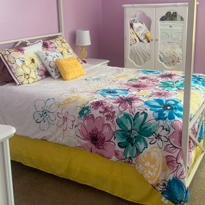 Queen bedding set
